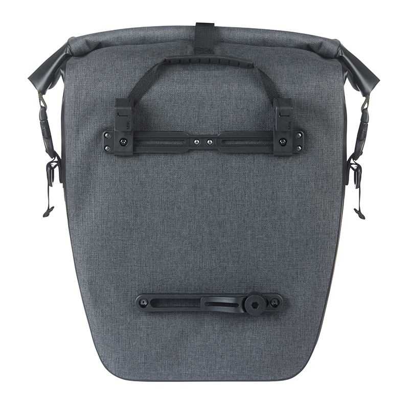 Sacoche arriere velo laterale Basil navigator storm cyclotouriste waterproof 25-31L noir fixation mik hooks sur porte bagage (41X15X27CM) avec poignee et bandouillere fermeture enroulement - vue 4