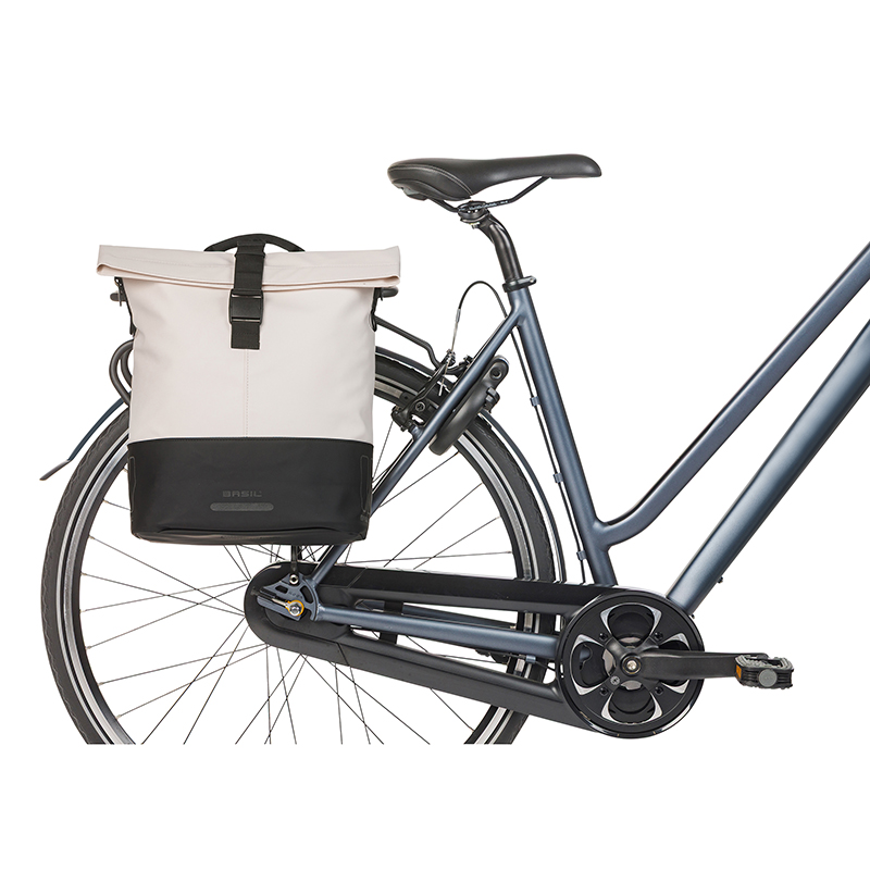 Sacoche arriere velo laterale sac bandouliere Basil cove shopper blanc casse-noir droit-gauche 14-16L fixation mik hooks porte bagage (36X14X29CM) avec poignee fermeture pliante impermeable - vue 6