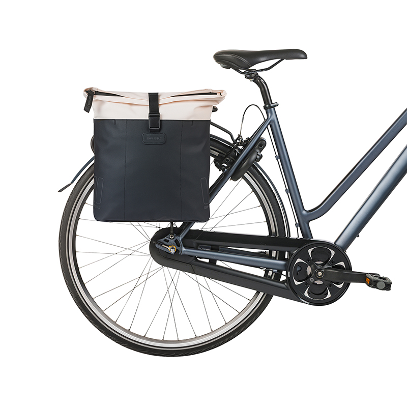 Sacoche arriere velo double Basil vive blanc casse - noir 28-35L fixation porte bagage fixation systeme mik (compatible avec 211726 inclus) (30X18X49CM) fermeture pliant anti-pluie - vue 7