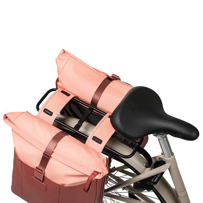 Sacoche arriere velo double Basil vive rouge bordeaux - rose 28-35L fixation porte bagage fixation systeme mik (compatible avec 211726 inclus) (30X18X49CM) fermeture pliant anti-pluie - vue 6