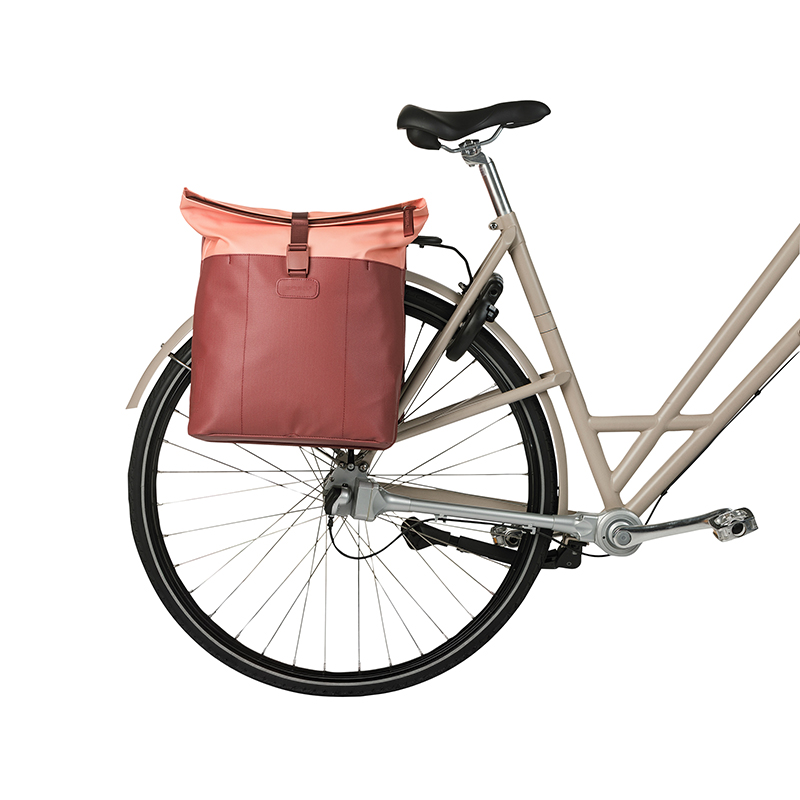 Sacoche arriere velo double Basil vive rouge bordeaux - rose 28-35L fixation porte bagage fixation systeme mik (compatible avec 211726 inclus) (30X18X49CM) fermeture pliant anti-pluie - vue 7