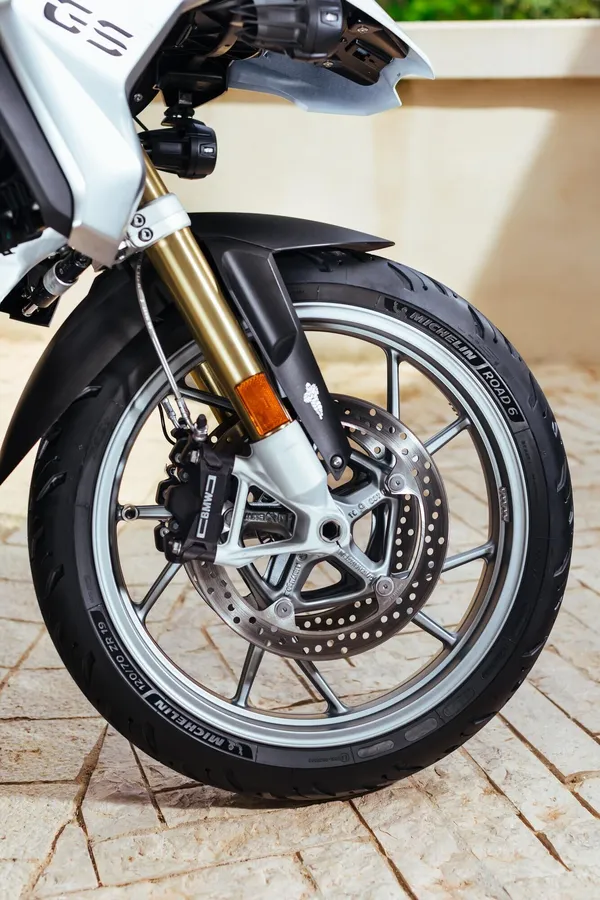 Pneu avant Michelin Road 6 120/60ZR17 (55W) TL - vue 3