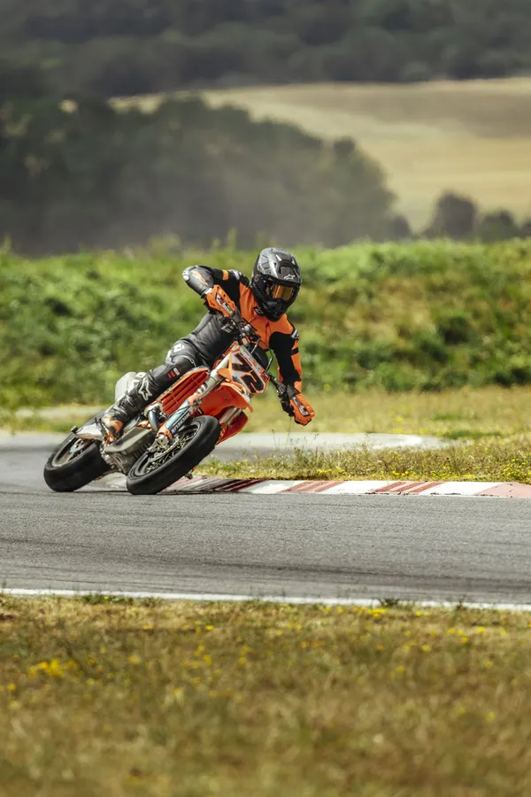 Pneu arrière Michelin Power Supermoto Soft 120/75 R 16.5 NHS - vue 2