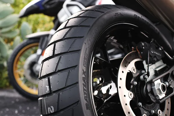 Pneu arrière Bridgestone AT41R 130/80R17 65H TL M+S - vue 7