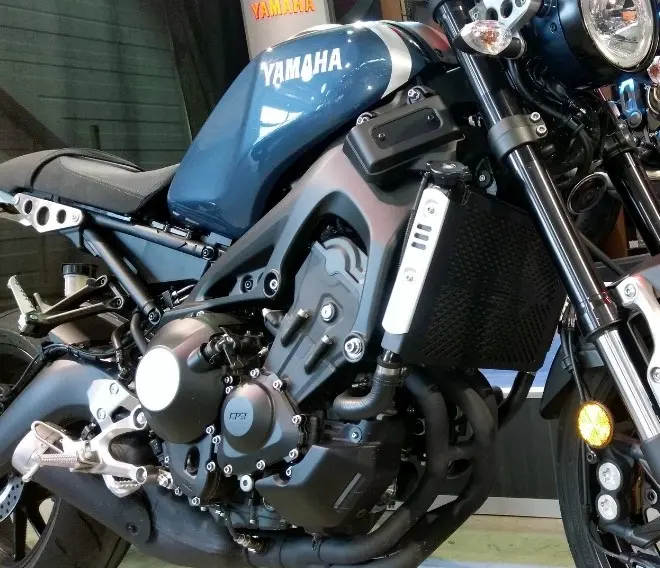 Schwarzer Kühlergrill anpassbar Yamaha XSR 900 ACCESS DESIGN — Ansicht 2