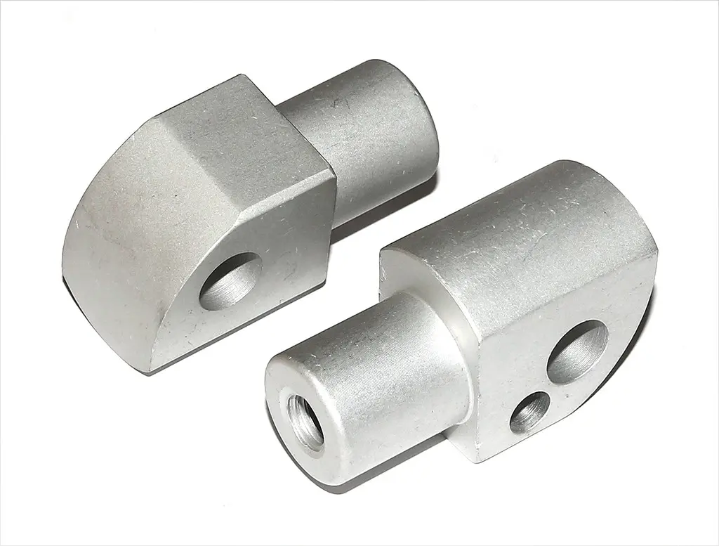 Paire de fixations de repose-pieds racing BRAZOLINE modèle arrière FZ 1 Fazer