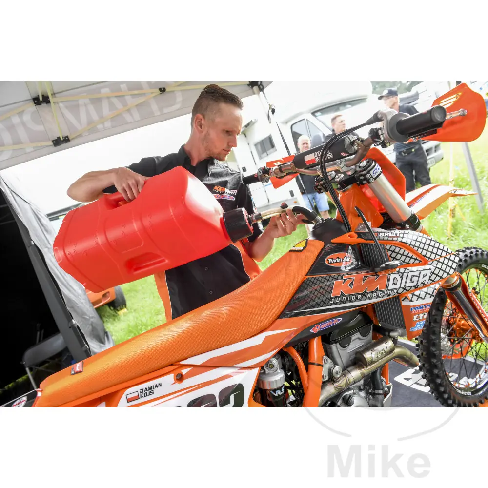 Канистра Polisport ProOctane 20 л красная с трубкой и мерной бутылкой для масла 250 мл — вид 3
