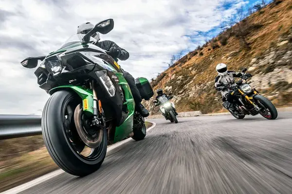 Pneumatika zadní Pirelli Angel GT 2 — pohled 3
