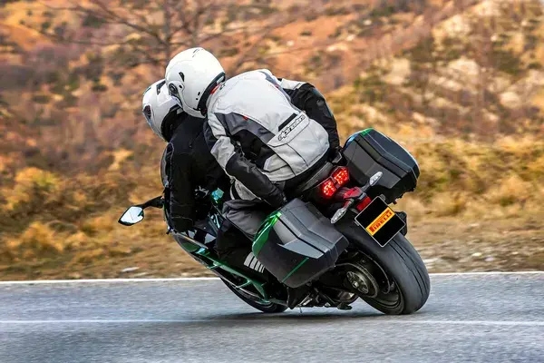 Pneumatika zadní Pirelli Angel GT 2 — pohled 6