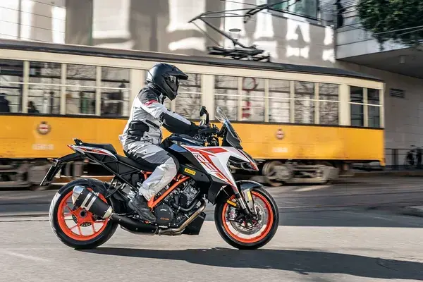 Pneumatika zadní Pirelli Angel GT 2 — pohled 8