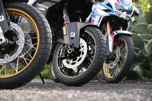 Pneu spate Bridgestone Battlax Adventure Trail AT41 — vederea 3