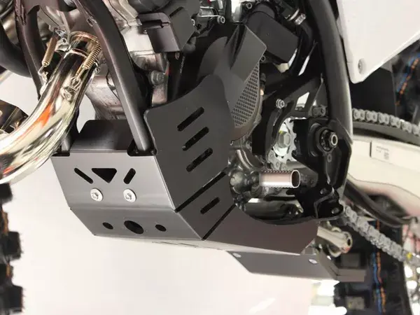 AXP レーシング エクストレム スキッドプレート — 第3ビュー