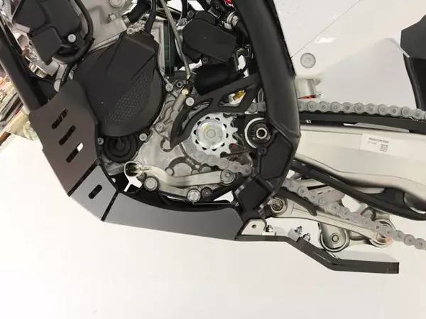 AXP レーシング エクストレム スキッドプレート — 第5ビュー