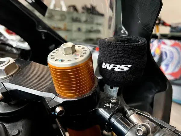 WRS 브레이크 마스터 실린더 리저버 커버 — 4번째 뷰