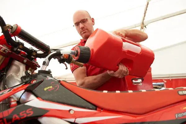 Канистра Polisport ProOctane 20 л красная с трубкой и мерной бутылкой для масла 250 мл — вид 6