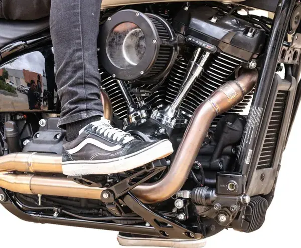 Étrier phanh Arm Brake M8 Softail với điều khiển trung tâm Thrashin Supply Co. — góc nhìn thứ 2
