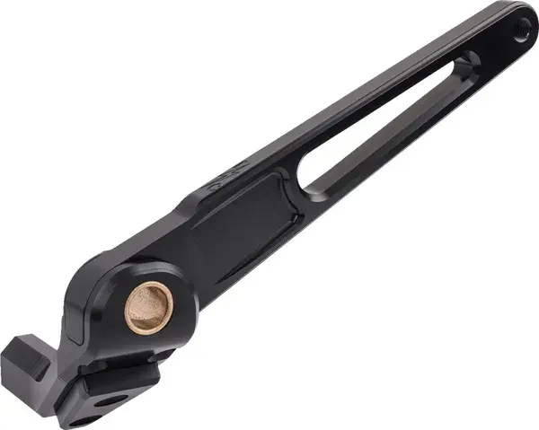 Étrier phanh Arm Brake M8 Softail với điều khiển trung tâm Thrashin Supply Co. — góc nhìn thứ 3