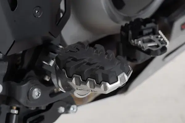 SW-MOTECH Evolution フットレスト — フットレスト