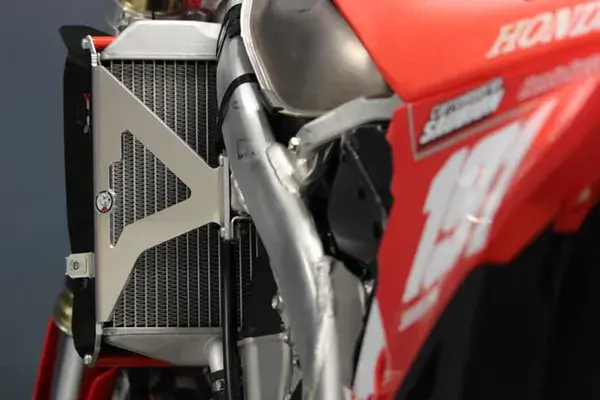 AXP Racing 라디에이터 브레이스 — 4번째 뷰