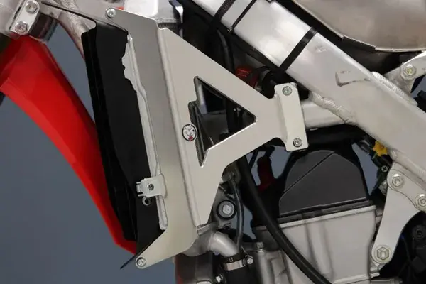AXP Racing 라디에이터 브레이스 — 6번째 뷰