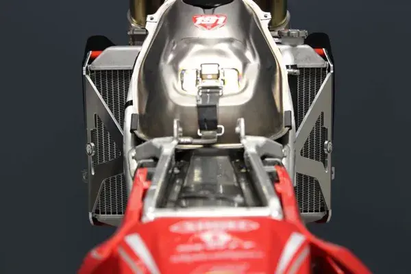 AXP Racing 라디에이터 브레이스 — 7번째 뷰