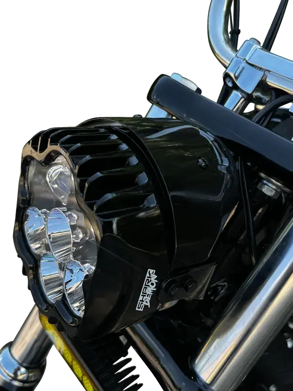مصباح LED أداء Shark Demon® CUSTOM DYNAMICS على حامل عمودي — المصابيح الأمامية