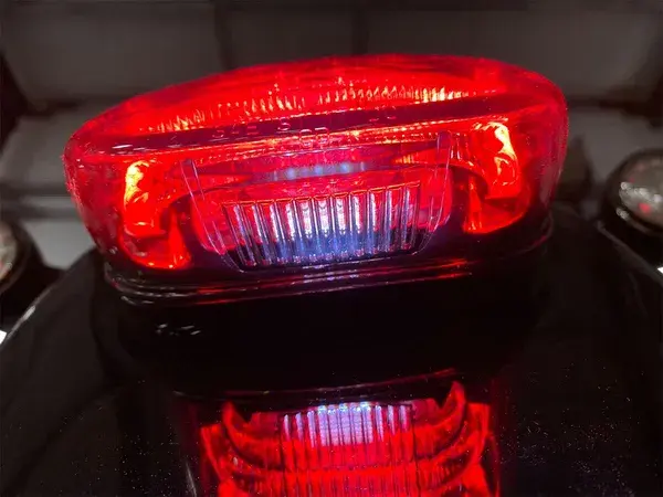 ProBEAM® CUSTOM DYNAMICS 로우 프로파일 LED 테일라이트 키트 — 2번째 뷰