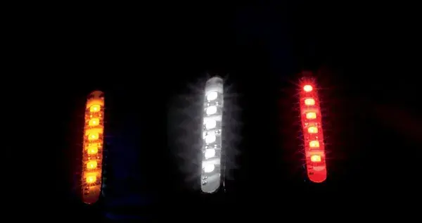 Custom Dynamics 브라이트 화이트 매직 스팟 번호판 조명 — 2번째 뷰