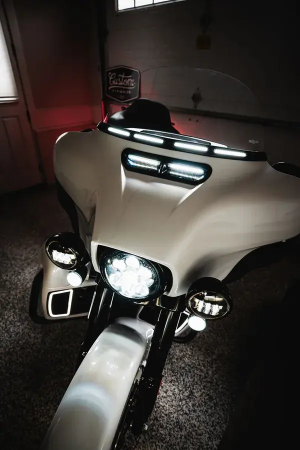 Lemování čelního skla Genesis 4 Dynamic LED Batwing CUSTOM DYNAMICS — pohled 2