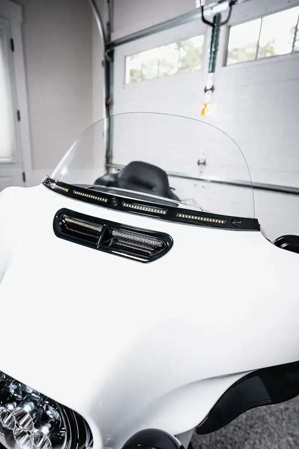 Lemování čelního skla Genesis 4 Dynamic LED Batwing CUSTOM DYNAMICS — pohled 3
