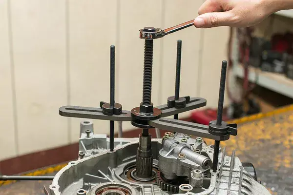 BIKESERVICE 엔진 크랭크케이스 분리 도구 — 2번째 뷰