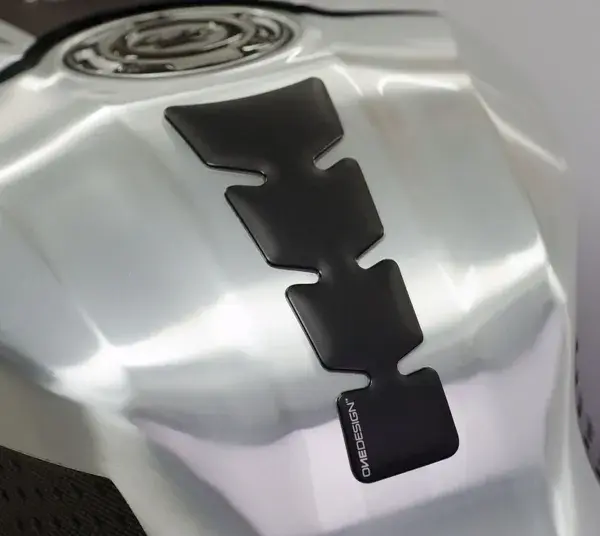 Tankschutz aus weich anfühlender Soft-Touch-Resin von ONEDESIGN