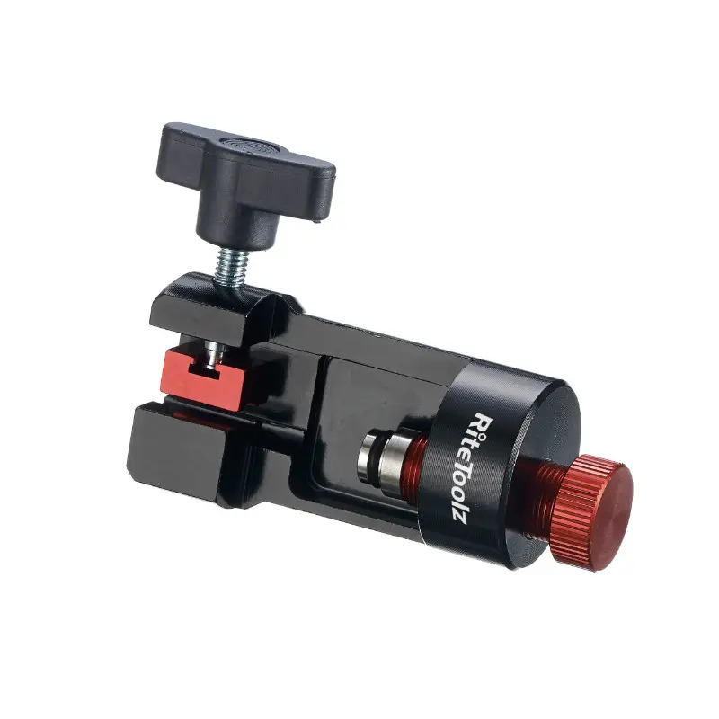 Outil de mise en place des inserts pour durites hydrauliques P2R