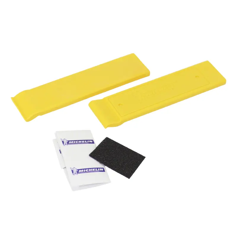 Kit réparation chambre à air Michelin universel avec 2 démonte-pneus, 6 rustines autocollantes et 1 grattoir