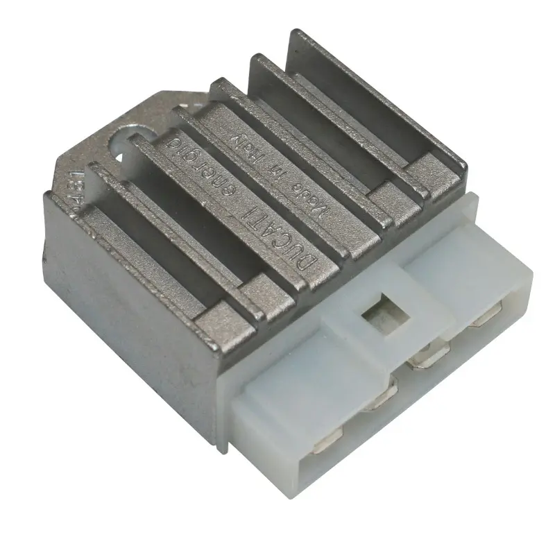 Régulateur de tension 50 A boîte adaptable Minarelli 50 AM6 - MBK 50 X Power, X Limit - Yamaha 50 TZR, DTR - Peugeot 50 XPS, XR6 - Rieju 50 RS1, SMX - Beta 50 RR (connecteur blanc 4 fiches) P2R