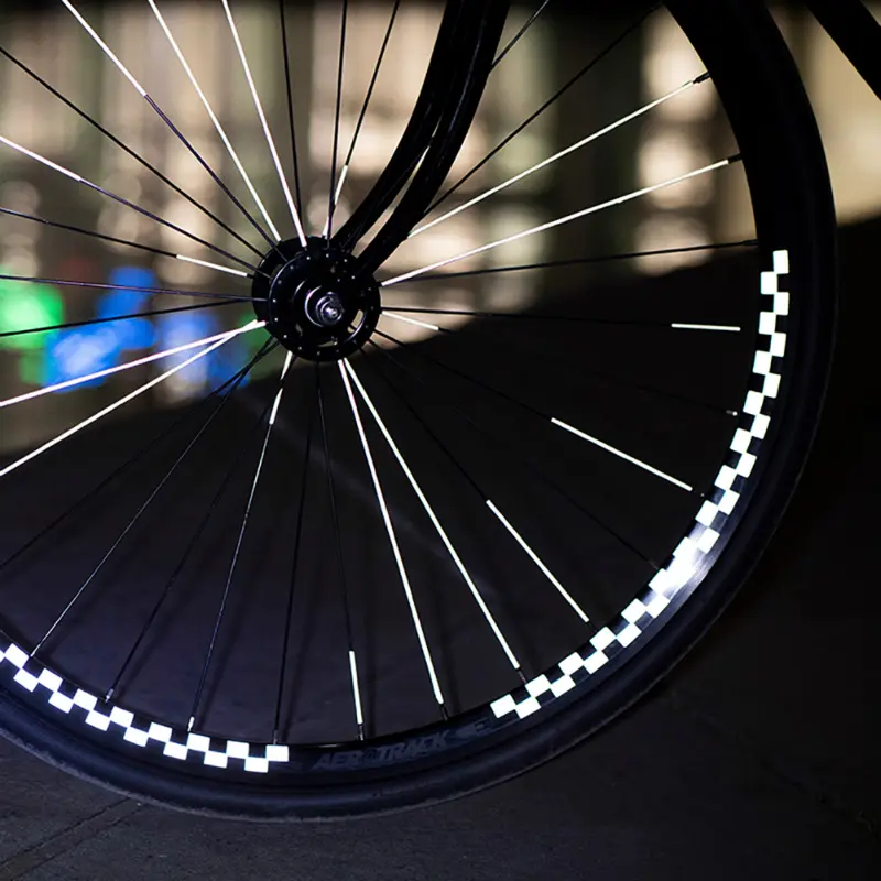 Reflektierender Aufkleber für Fahrradfelge Höhe 20 mm Muster Schachbrett weiß Reflective Berlin — Ansicht 4