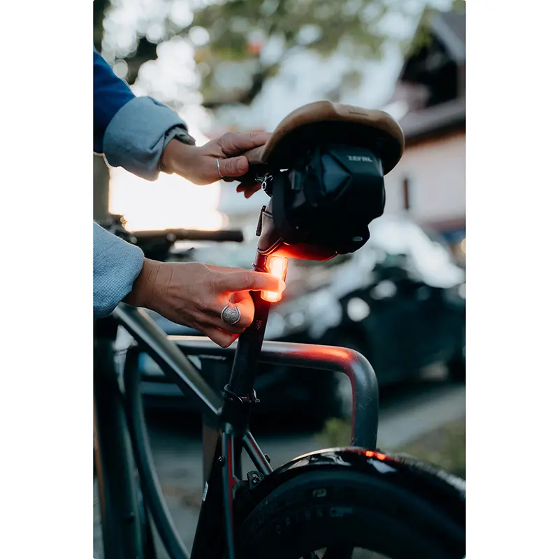 Fahrradbeleuchtung USB hinten auf Sattelstütze Zéfal Vision R20 Lumen schwarz — Ansicht 4