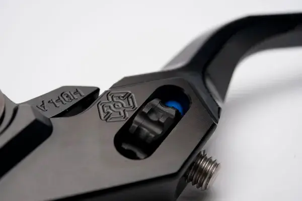 Cần ly hợp điều chỉnh tay Gilles Tooling — góc nhìn thứ 2