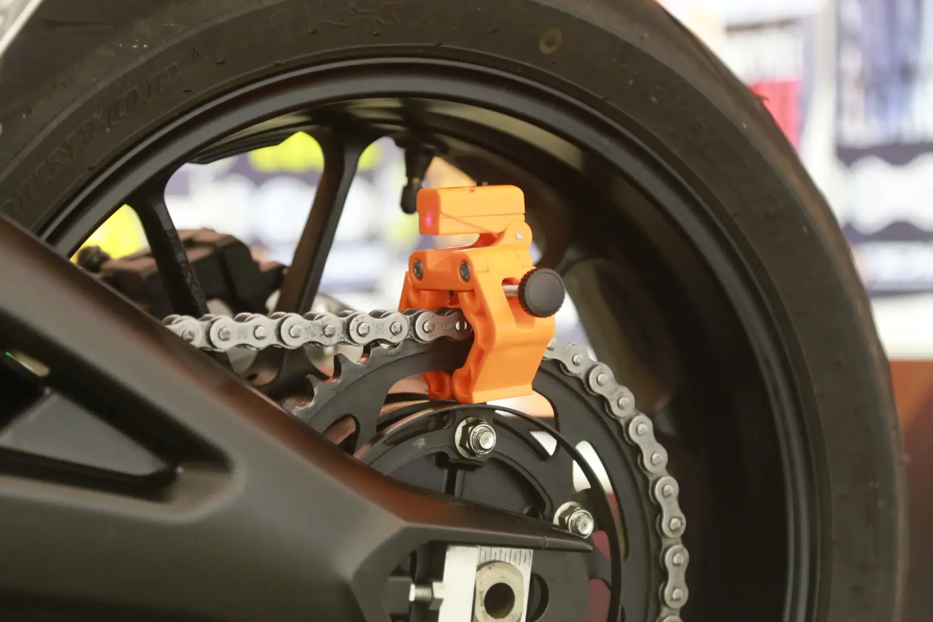 Tru-Tension Laser-Kettenspannwerkzeug für Motorrad- und Rollerketten — Ansicht 2